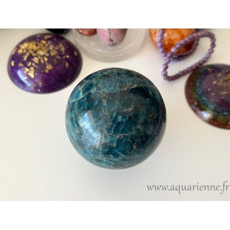 Découvrez cette belle boule en Apatite de Madagascar, une véritable merveille naturelle de 77 mm de diamètre, pesant 790g.