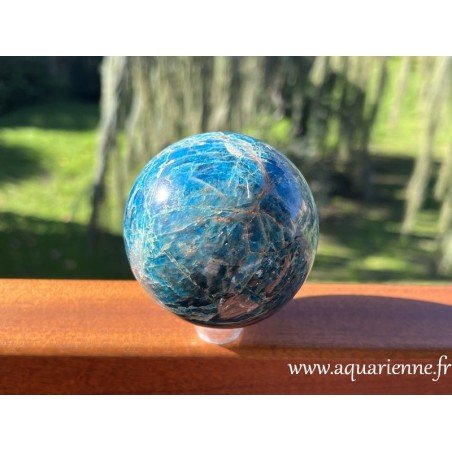 Expérimenter les bienfaits de l'apatite bleue grâce à cette belle sphère de 76 mm de diamètre, pesant 729g.