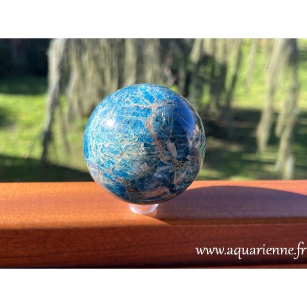Sphère en apatite bleue de Madagascar - Inspirez-vous, trouvez la motivation et la détermination pour atteindre vos objectifs.