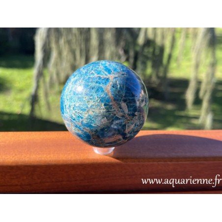 Sphère en apatite bleue de Madagascar - Inspirez-vous, trouvez la motivation et la détermination pour atteindre vos objectifs.