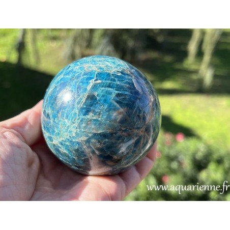 Apatite bleue de Madagascar, sphère de 729g polie main. Favorise l'équilibre des chakras de la gorge et du 3ème œil.