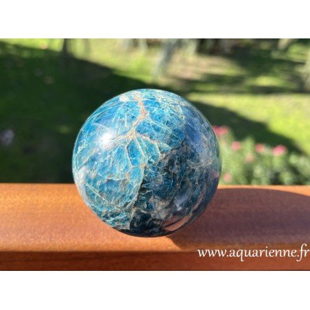 N'attendez plus pour expérimenter les bienfaits de l'apatite bleue grâce à cette sphère polie main de 76 mm de diamètre.