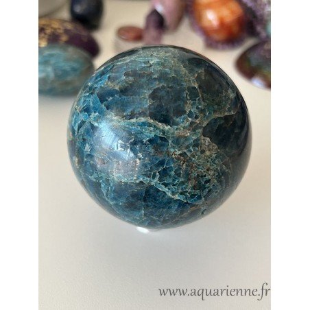 L'Apatite bleue de Madagascar, et ses tons bleus mer, apporte une énergie apaisante et harmonieuse à votre espace de vie.