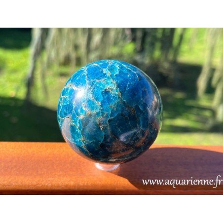 Plongez dans la sérénité avec cette lumineuse sphère d'Apatite bleue de Madagascar, unique en son genre ! - ø 7 cm - 580 g