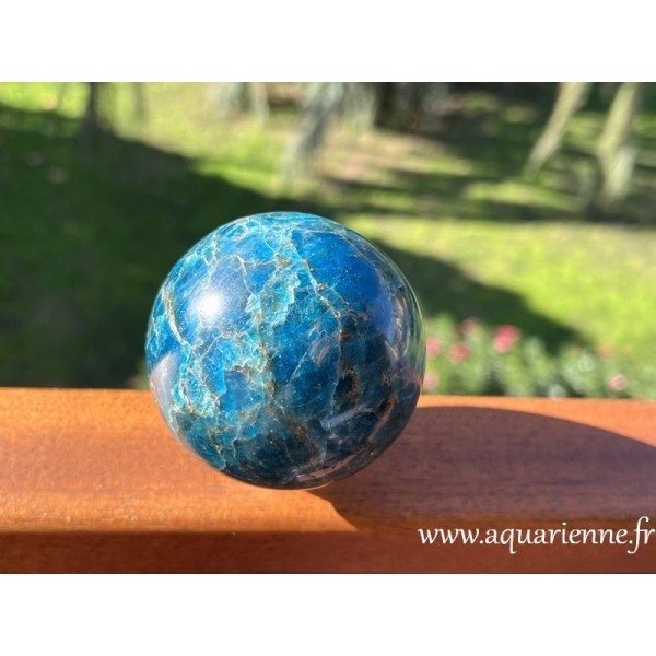 Explorez les nuances bleues uniques de cette sphère polie en Apatite de Madagascar. Pour déco, lithothérapie, énergétique.