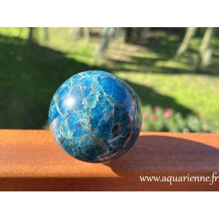 Explorez les nuances bleues uniques de cette sphère polie en Apatite de Madagascar. Pour déco, lithothérapie, énergétique.