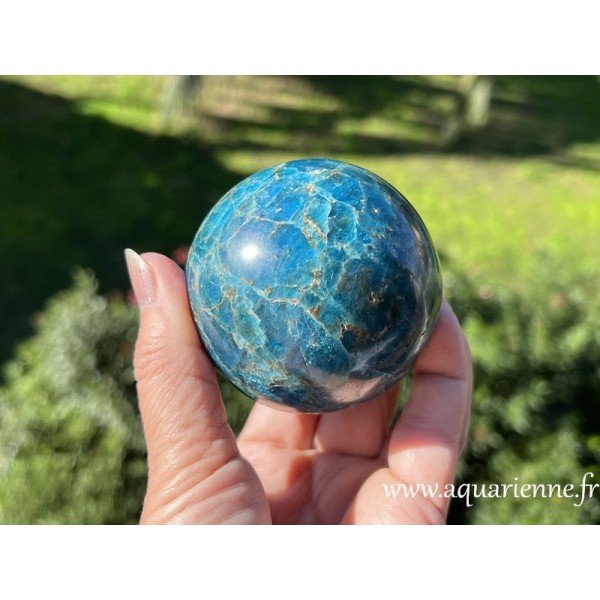 Unique en son genre : votre sphère en Apatite bleue de Madagascar de 7 cm de diamètre, telle que sur les photos.