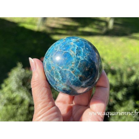 Unique en son genre : votre sphère en Apatite bleue de Madagascar de 7 cm de diamètre, telle que sur les photos.