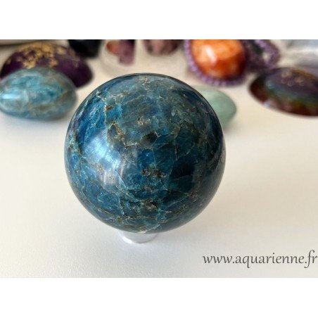 L'Apatite bleue de Madagascar, et ses tons bleus mer, apporte une énergie apaisante et encourageante à votre espace de vie.