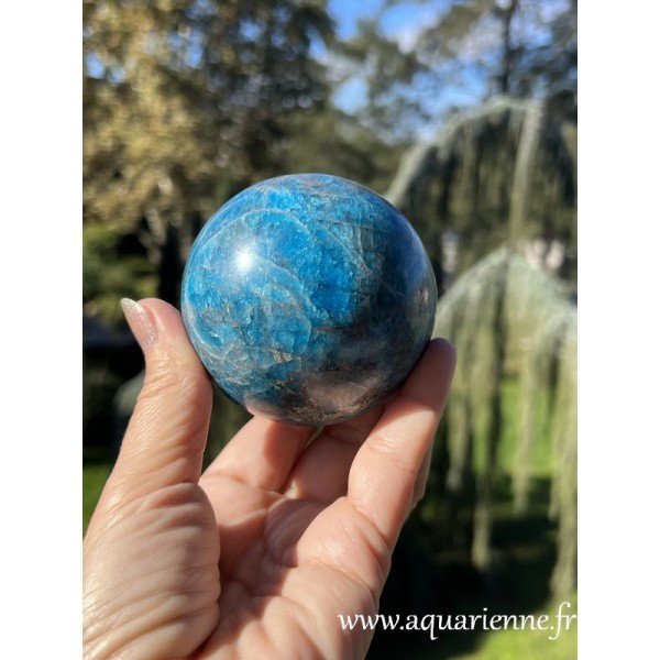 Sphère en apatite bleue de Madagascar, telle que sur les photos. Pour déco intérieure, méditation, lithothérapie.