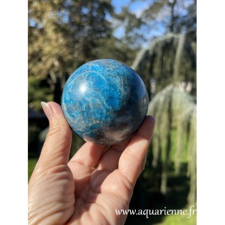 Sphère en apatite bleue de Madagascar, telle que sur les photos. Pour déco intérieure, méditation, lithothérapie.