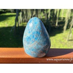 Chaque détail de cette Apatite bleue est magnifié à la lumière du jour, révélant sa beauté éclatante à apprécier.