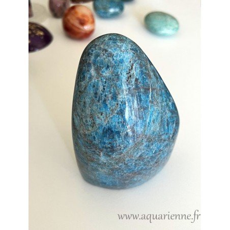L'Apatite bleue stimule l'intuition, comme le suggère cette image capturant son essence vibrante et inspirante.