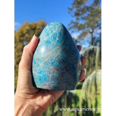 Apatite bleue de Madagascar, forme à poser de 13 cm de haut. Pour déco intérieure, collection, lithothérapie, énergétique.