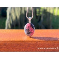 Pendentif ovale en rhodonite, sertissage et bélière en argent 925. Boutique lithothérapie, pierre de rhodonite naturelle.