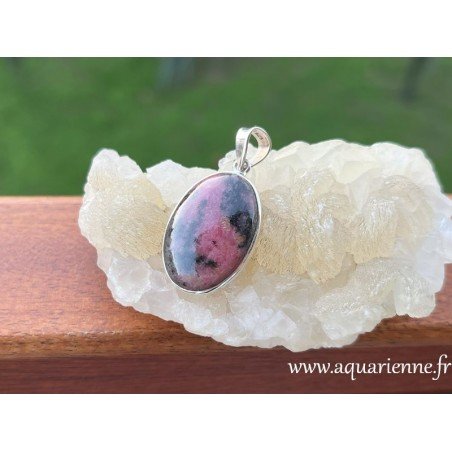 Pendentif rhodonite en argent sterling 925, taillé et fabriqué main en France. Rhodonite et chakra du cœur en lithothérapie.