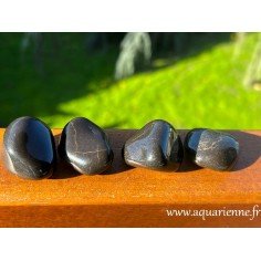 Pierres roulées d'Onyx noir du Brésil de 2 à 3 cm, photographiées à la lumière naturelle du soleil. Pierre de force intérieure.
