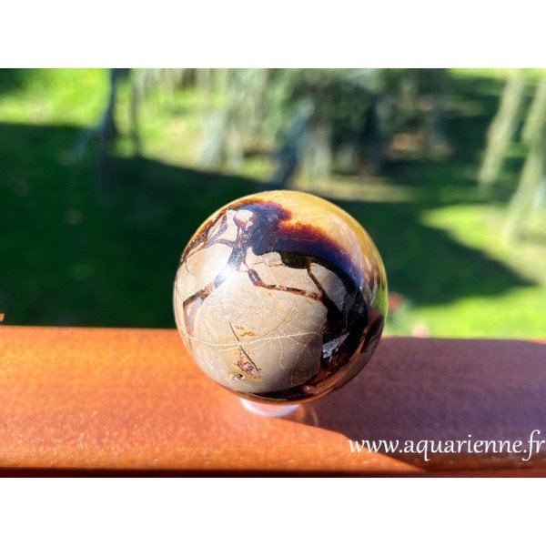 Sphère Septaria de Madagascar. Une pierre pour ceux qui portent une carapace émotionnelle, pour les hypersensibles.