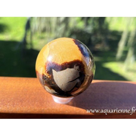 Septaria de Madagascar avec ses inclusions de calcite jaune, pierre de sérénité joyeuse. Sphère polie, pièce unique.