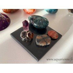 Plaque de shungite carrée 10 x 10 cm. Pour purifier et harmoniser cristaux et bijoux en pierre, dynamiser boissons et aliments.
