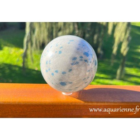 Une pièce unique, une énergie inégalée : la fusion parfaite du quartz et de la lazulite. Sphère polie ø 87 mm/ 916g.