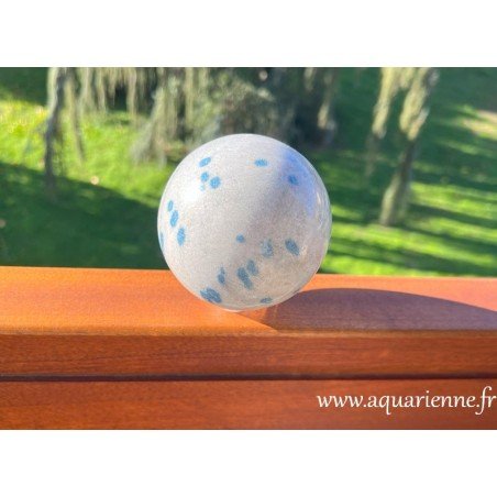 Vibrations positives cristallisées dans cette sphère unique en quartz lazulite.