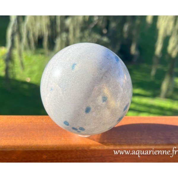 Sphère en quartz lazulite : une vision claire, une communication fluide, une énergie libre.