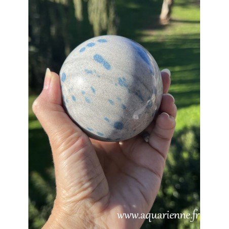 Des inclusions vibrantes de la lazulite capturées dans chaque courbe de cette sphère en quartz à lazulite.