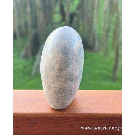Pierre à poser en quartz lazulite de 97mm et 419g. Découvrez les propriétés bienfaisantes du quartz lazulite en lithothérapie.