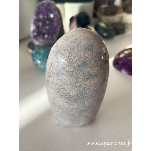 Quartz Lazulite de Madagascar, forme à poser. Quartz lazulite, pierre en résonance avec les chakras du 3ème oeil et de la gorge.