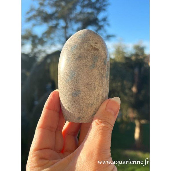 Élevez vos énergies avec cette forme libre en quartz lazulite. Pierre unique pour déco intérieure, méditation, énergétique...
