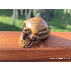 Découvrez 'Listen', le crâne de cristal en œil de tigre, un allié spirituel unique pour équilibrer vos énergies.