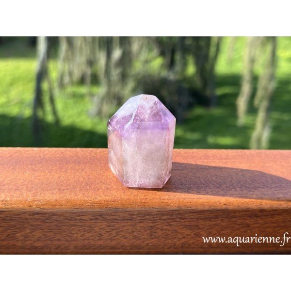 Pointe quartz fantôme améthyste avec inclusions. Pierre d'équilibre et de protection, favorise l'évolution. Pièce unique.