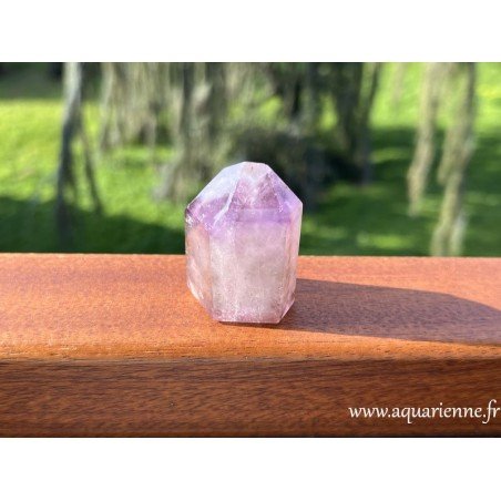Pointe quartz fantôme améthyste avec inclusions. Pierre d'équilibre et de protection, favorise l'évolution. Pièce unique.