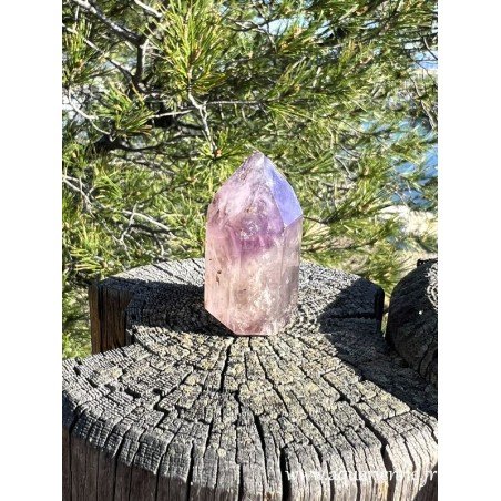 Pointe de Quartz Fantôme Améthyste. Les vertus apaisantes de l'améthyste et l'énergie lumineuse du quartz ou cristal de roche.