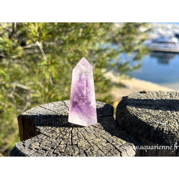 Pointe quartz fantôme améthyste avec inclusions. Pierre d'équilibre et de protection, favorise l'évolution. Pièce unique.