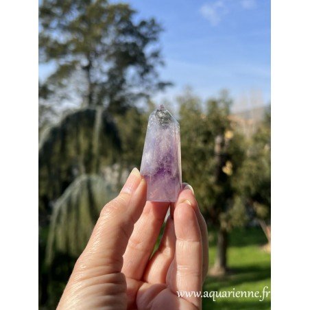 Les fantômes dans le quartz aident à faire émerger les potentiels latents. Quartz fantôme améthyste, idéal pour la méditation.
