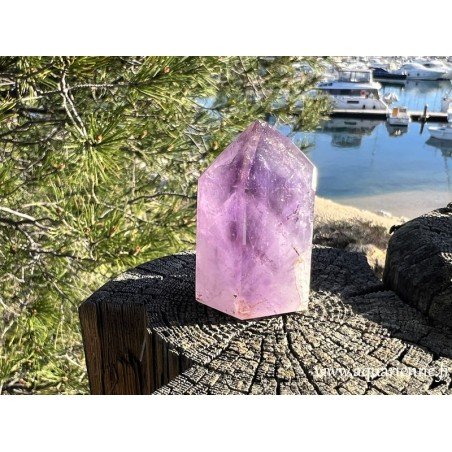 Pointe améthyste avec fantômes d'un violet plus foncé et inclusions d'hématite. Spécimen unique.