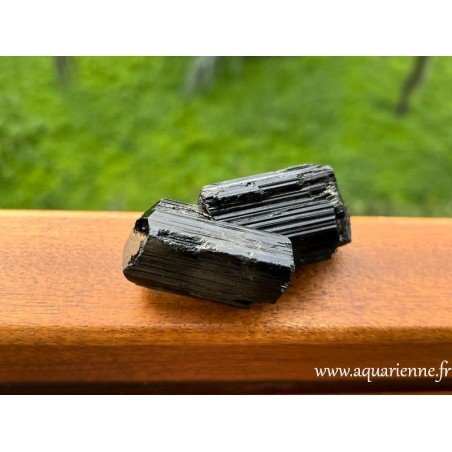Cristal de jumeaux de tourmaline noire biterminée brute de Madagascar. Offrez-vous cette pièce unique dès maintenant.