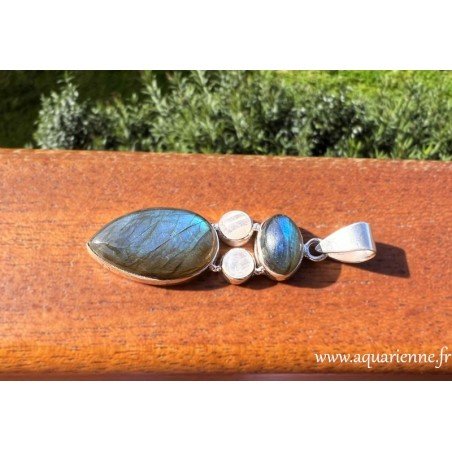 La labradorite et la pierre de lune fusionnent leurs énergies dans ce pendentif argent 925, offrant protection et équilibre.