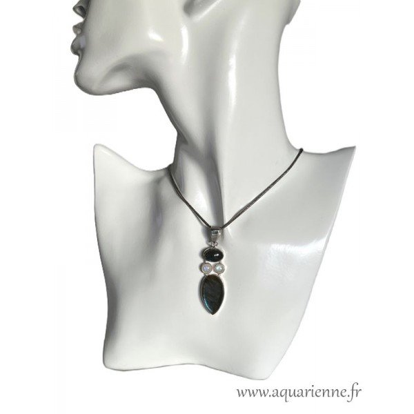Portez ce pendentif labradorite, pierre de lune et argent pour ajouter une touche de charme et de magie à votre style quotidien.