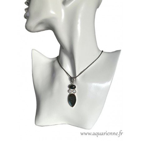 Portez ce pendentif labradorite, pierre de lune et argent pour ajouter une touche de charme et de magie à votre style quotidien.