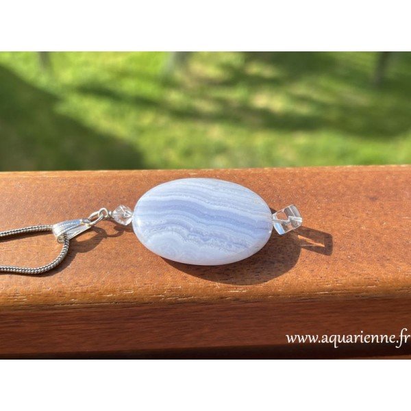 Élégance incarnée : le palet ovale de calcédoine bleue, symbole de communication amplifiée.