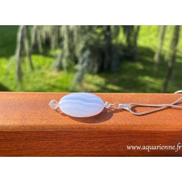 Calcédoine bleue rubanée (blue lace) et cristal de roche. Pendentif Eloquentia, libérez votre voix et votre potentiel.