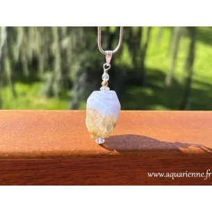 Pendentif "Communication" en Calcédoine bleue, façon caillou baroque. Pour ceux qui veulent trouver les mots pour le dire.