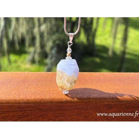 Pendentif "Communication" en Calcédoine bleue, façon caillou baroque. Pour ceux qui veulent trouver les mots pour le dire.