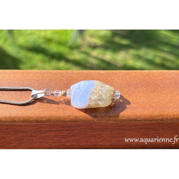 Équilibre du chakra de la gorge, confiance et clarté d'expression avec ce pendentif en calcédoine bleue. Pièce unique.