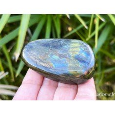 Labradorite multi-feux, galet aux reflets bleus, oranges, jaunes. Pierre de protection psychique, à s'offrir dès maintenant.