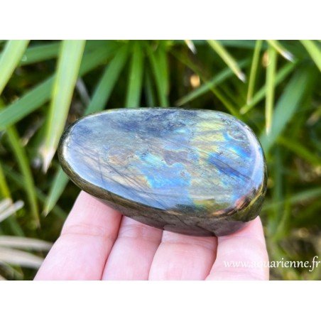 Labradorite multi-feux, galet aux reflets bleus, oranges, jaunes. Pierre de protection psychique, à s'offrir dès maintenant.