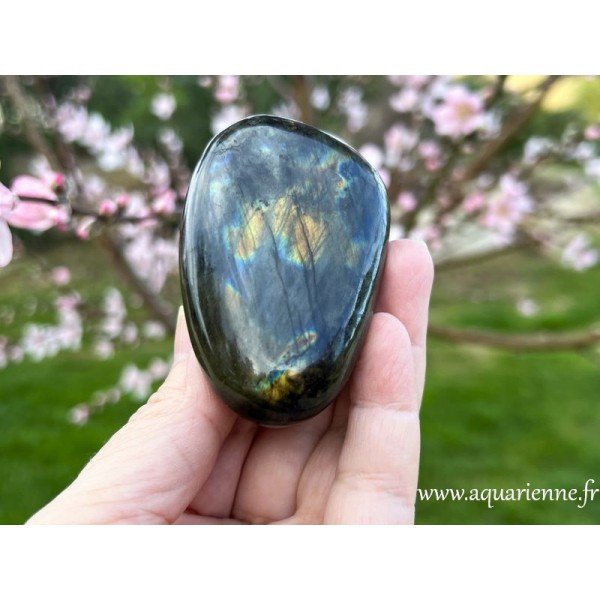 Galet de labradorite de Madagascar, pierre de protection psychique. Pièce unique que vous pouvez acheter dès maintenant.